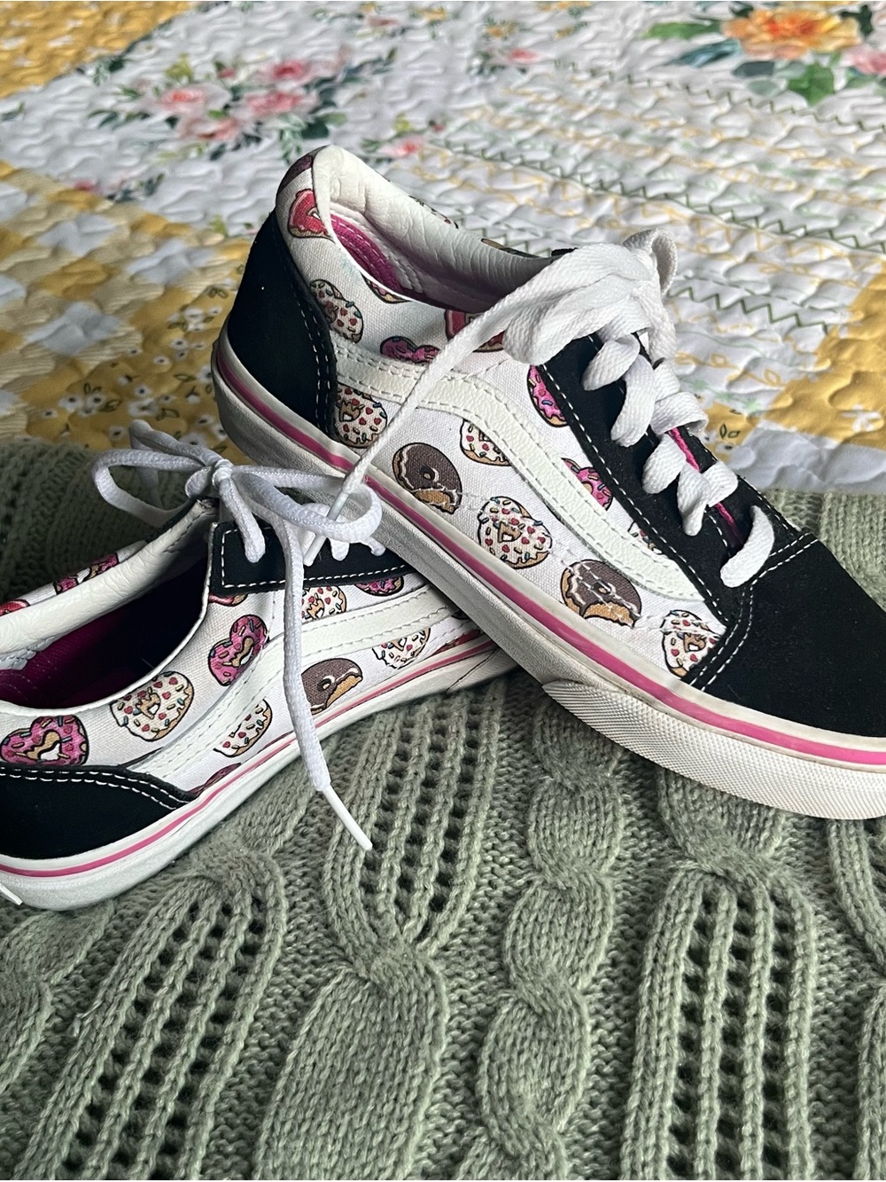 LIKE NEW Vans Kids Old Skool Sneakers with Donut Print - Black/White/Pink size 2